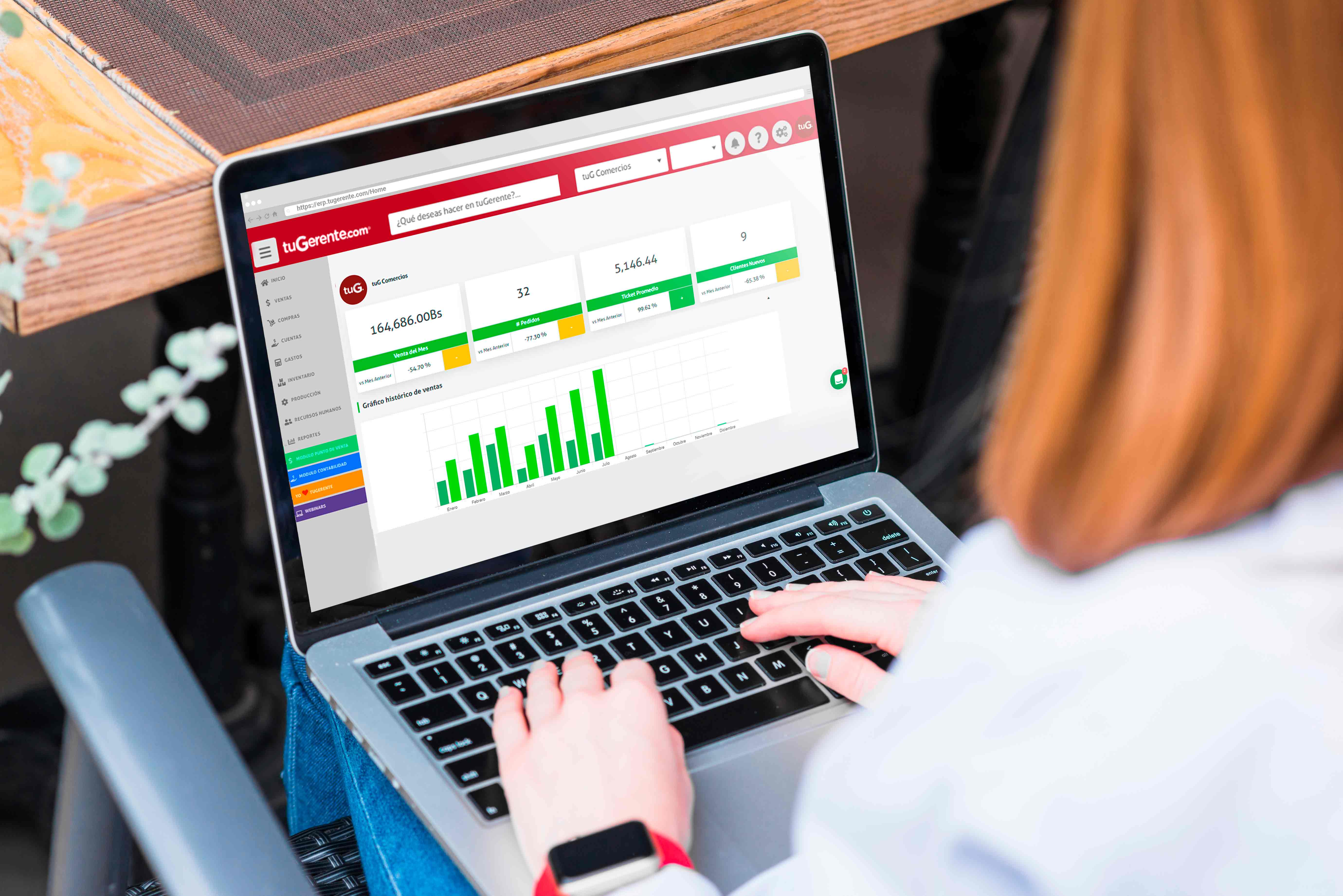 mockup_mujer_enlaptop_home_pantalla_tuGerente